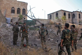 Binh sỹ quân đội Chính phủ Syria làm nhiệm vụ tại khu vực Bustan al-Basha, Aleppo ngày 6/10. (Nguồn: AFP/TTXVN)