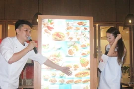 Giới thiệu một món ăn của nhà hàng. (Ảnh: Hoàng Nhương/Vietnam+)