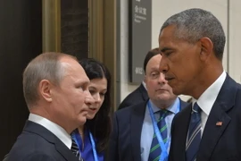 Tổng thống Mỹ Barack Obama (phải) và người đồng cấp Nga Vladimir Putin. (Nguồn: AFP/TTXVN)