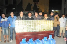  Các đối tượng và tang vật vụ án. (Ảnh: Tạ Toàn/TTXVN)