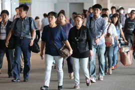 Khách du lịch Trung Quốc tới sân bay quốc tế Incheon ở Hàn Quốc. (Nguồn: YONHAP/TTXVN)