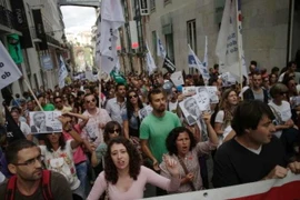 Các giáo viên Bồ Đào Nha biểu tình tại Lisbon phản đối Chính phủ cắt giảm chi tiêu giáo dịch hồi tháng 10/2014. (Nguồn: AP)