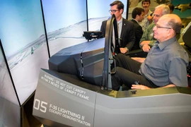 Bộ trưởng Quốc phòng Israel Moshe Yaalon thử nghiệm máy bay F-35 tại thành phố Herzliya, gần Tel Aviv ngày 5/4. (Nguồn: AFP/TTXVN)