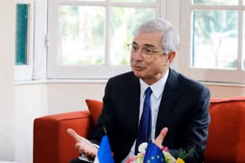 Chủ tịch Quốc hội Pháp Claude Bartolone trả lời báo chí tại buổi gặp. (Ảnh: An Đăng/TTXVN)