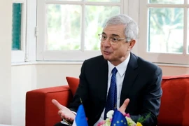 Chủ tịch Quốc hội Pháp Claude Bartolone trả lời báo chí tại buổi gặp. (Ảnh: An Đăng/TTXVN)