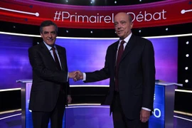 Cựu Thủ tướng François Fillon (trái) và đối thủ Alain Juppé. (Nguồn: AFP/TTXVN)