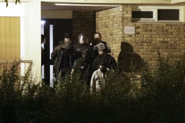 Cảnh sát Pháp làm nhiệm vụ trong chiến dịch bắt giữ các nghi can khủng bố tại Boussy-Saint-Antoine. (Nguồn: AFP/TTXVN)