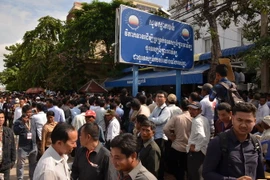 Quang cảnh trước trụ sở CNRP trong thời gian Tòa sơ thẩm Phnom Penh xét xử ông Kem Sokha. (Ảnh: Phan Minh Hưng/TTXVN)