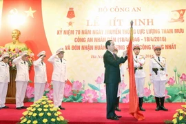 Chủ tịch nước Trần Đại Quang trao Huân chương Quân công Hạng nhất cho Văn phòng Bộ Công an. (Ảnh: Nhan Sáng/TTXVN)