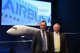 Tổng giám đốc Airbus, ông Fabrice Bregier (trái) tại cuộc họp báo ở Paris, Pháp ngày 12/1. AFP/TTXVN