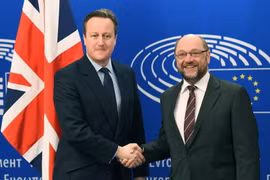 Chủ tịch Nghị viện châu Âu Martin Schulz (phải) và Thủ tướng Anh David Cameron tại Brussels, Bỉ ngày 16/2. (Nguồn: AFP/TTXVN)