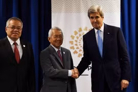 Ngoại trưởng Philippines Perfecto Yasay (giữa) và Ngoại trưởng Mỹ John Kerry (phải) trong cuộc gặp bên lề Hội nghị APEC ở Peru ngày 17/11. (Nguồn: AFP/TTXVN)