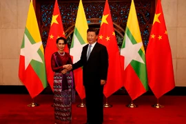 Chủ tịch Trung Quốc Tập Cận Bình và Cố vấn Nhà nước Myanmar Aung San Suu Kyi. (Nguồn: EPA/TTXVN)