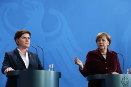 Thủ tướng Đức Angela Merkel (trái) và người đồng cấp Ba Lan Beata Szydlo trong cuộc họp báo sau cuộc gặp tại Phủ Thủ tướng. (Nguồn: AFP/TTXVN)