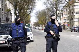 Cảnh sát Bỉ làm nhiệm vụ trong chiến dịch truy quét khủng bố ở Brussels ngày 9/4. (Nguồn: AFP/TTXVN)