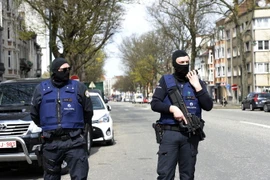 Cảnh sát Bỉ làm nhiệm vụ trong chiến dịch truy quét khủng bố ở Brussels ngày 9/4. (Nguồn: AFP/TTXVN)