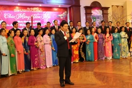 Ông Trần Hanh, Chủ tịch Câu lạc bộ đọc báo cáo thành tích trong năm 2015. (Ảnh: Phạm Kiên/Vietnam+)