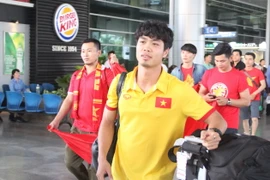 Các cầu thủ Đội tuyển bóng đá Việt Nam tại sân bay Tân Sơn Nhất. (Ảnh: Xuân Dự/TTXVN)
