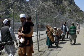 Người dân Afghanistan vào Pakistan qua cửa khẩu Torkham ngày 26/4. (Nguồn: AFP/TTXVN)