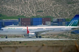 Máy bay Airbus A321 sau khi hạ cánh khẩn cấp xuống sân bay Mogadishu ngày 3/2. (Nguồn: AFP/TTXVN)