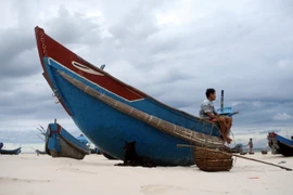 Nỗi niềm mong ước của ngư dân được trở lại biển. (Ảnh: Tuấn Anh/ TTXVN)