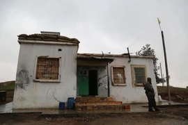 Binh sỹ người Kurd làm nhiệm vụ tại khu vực Ras al-Ain trên biên giới Syria-Thổ Nhĩ Kỳ ngày 2/2. (Nguồn: AFP/TTXVN)