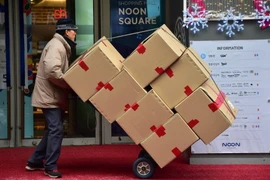 Người dân Hàn Quốc vận chuyển hàng hóa tại thủ đô Seoul ngày 26/1. (Nguồn: AFP/TTXVN)