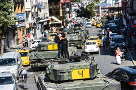 Xe tăng của quân đội Thổ Nhĩ Kỳ bỏ lại trên các đường phố ở Istanbul sau vụ đảo chính. (Nguồn: AFP/TTXVN)