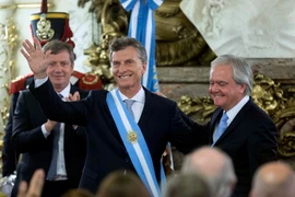 Tổng thống đắc cử Argentina Mauricio Macri (giữa) tại lễ tuyên thệ nhậm chức ở thủ đô Buenos Aires ngày 10/12/2015. (Nguồn: THX/TTXVN)