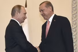 Tổng thống Nga Vladimir Putin (trái) và người đồng cấp Thổ Nhĩ Kỳ Recep Tayip Erdogan. (Nguồn: AFP/TTXVN)