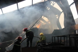 Xưởng sản xuất gỗ cháy rụi giữa trưa, 150 công nhân thoát chết