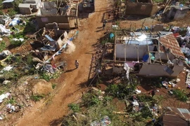 Cảnh đổ nát sau khi bão Matthew quét qua ngôi làng Casanette gần Baumond, Haiti, ngày 8/10. (Nguồn: AFP/TTXVN)