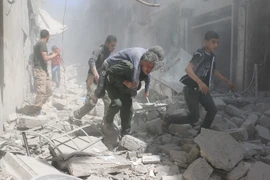 Một nạn nhân bị thương trong cuộc không kích tại khu vực Al-Qatarji ở Aleppo ngày 29/4. (Nguồn: AFP/TTXVN)