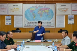 Phó Thủ tướng Trịnh Đình Dũng chỉ đạo trực tiếp việc tìm kiếm, cứu nạn máy bay SU 30 và phi công và máy bay CASA-212 cùng thành viên đoàn bay. (Ảnh: Lâm Khánh/TTXVN)