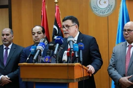 Ông Fayez al-Sarraj (giữa) phát biểu trong cuộc họp báo ở Tripoli, Libya ngày 30/3. (Nguồn: AFP/TTXVN)