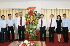 Chủ tịch Uỷ ban Trung ương Mặt trận Tổ quốc Việt Nam Nguyễn Thiện Nhân chúc mừng cán bộ, phóng viên, biên tập viên, nhân viên Thông tấn xã Việt Nam. (Ảnh: Nguyễn Dân/TTXVN)