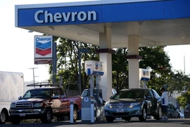 Một trạm bơm nhiên liệu của tập đoàn dầu mỏ Chevron tại Corte Madera, bang California, Mỹ. (Nguồn: AFP/TTXVN)