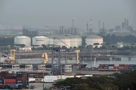 Các bể dự trữ dầu ở đảo Jurong, Singapore. (Nguồn: AFP/TTXVN)