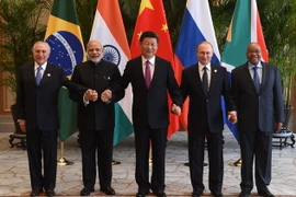  Các nhà lãnh đạo Nhóm BRICS trong cuộc gặp tại Hàng Châu. (Nguồn: AFP/TTXVN)