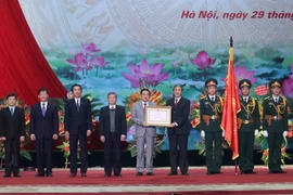 Ủy viên Bộ Chính trị, Thường trực Ban Bí thư Đinh Thế Huynh trao tặng Huân chương Lao động hạng Nhất cho Ban Nội chính Trung ương. (Ảnh: An Đăng/TTXVN)