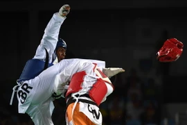 Muhammad (phải) lĩnh trọn cú đá vào đầu, thua ngược với tỷ số 6-8 ngay trong những giây cuối cùng. (Nguồn: THX/TTXVN)