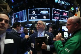  Giao dịch viên làm việc tại sàn giao dịch chứng khoán New York, Mỹ. (Nguồn: AFP/TTXVN) 