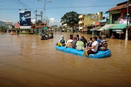 Người dân sơ tán khỏi các khu vực ngập lụt ở Bandung. (Nguồn: AFP/TTXVN)