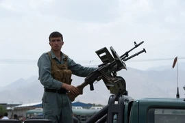 Cảnh sát Afghanistan gác tại hiện trường vụ đánh bom ngày 306 tại Kabul. (Nguồn: AFP/TTXVN)