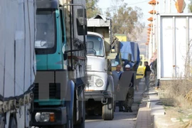 Đoàn xe chở hàng hóa cứu trợ của Liên hợp quốc tới khu vực thị trấn Moadimayet al-Sham, ngoại ô thủ đô Damascus của Syria ngày 17/2. (Nguồn: AFP/TTXVN)