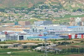 Khu công nghiệp chung Kaesong được nhìn từ thị trấn Paju của Hàn Quốc, gần khu phi quân sự giữa hai miền. (Nguồn: AFP/TTXVN)