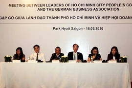 Đại diện Sở Kế hoạch và Đầu tư TP.Hồ Chí Minh thông tin về tình hình kinh tế của TP.Hồ Chí Minh với các doanh nghiệp Đức. (Ảnh: Thanh Vũ/TTXVN)