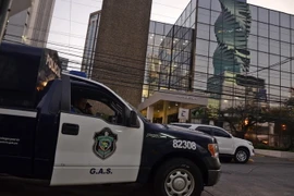 Xe của cảnh sát ở bên ngoài các văn phòng công ty luật Mossack-Fonseca ngày 12/4. (Nguồn: AFP/TTXVN)