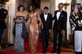 Bà Michelle Obama "hạ gục" mọi tín đồ thời trang với đầm ánh kim