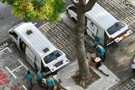 Các nhân viên phun thuốc diệt muỗi tại một tòa nhà ở khu vực ngoại ô Aljunied, Singapore ngày 31/8. (Nguồn: AFP/TTXVN)